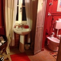 Camera rossa-particolare bagno